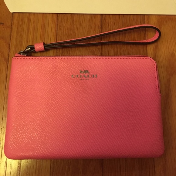 New with tag Coach Wristlet Wallet! Hot pink NWT - Picture 2 of 4